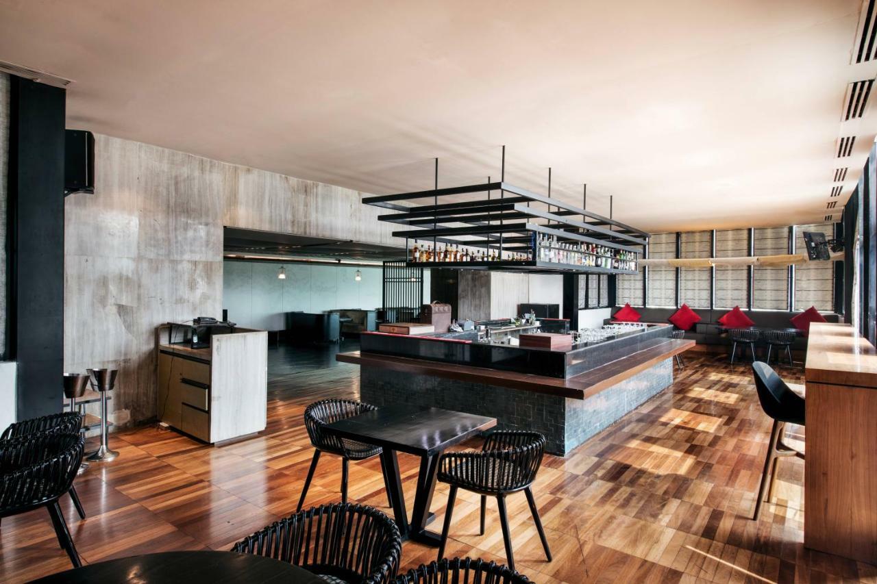 Welcomhotel By Itc Hotels, Dwarka, New Delhi Zewnętrze zdjęcie The bar at the 101 Skybar